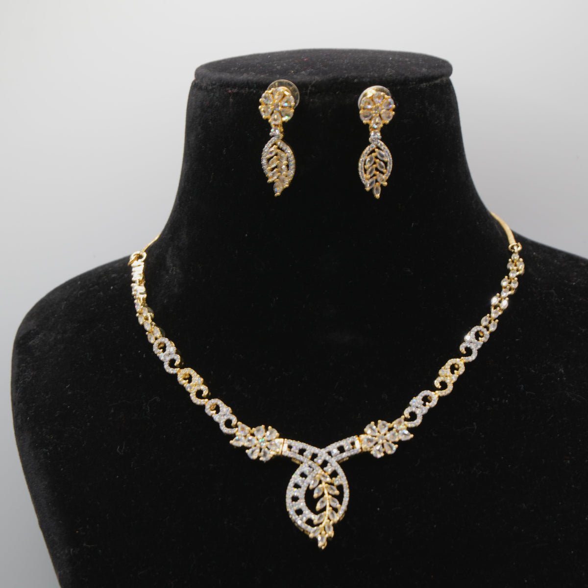 Sohni Floral Necklace Set