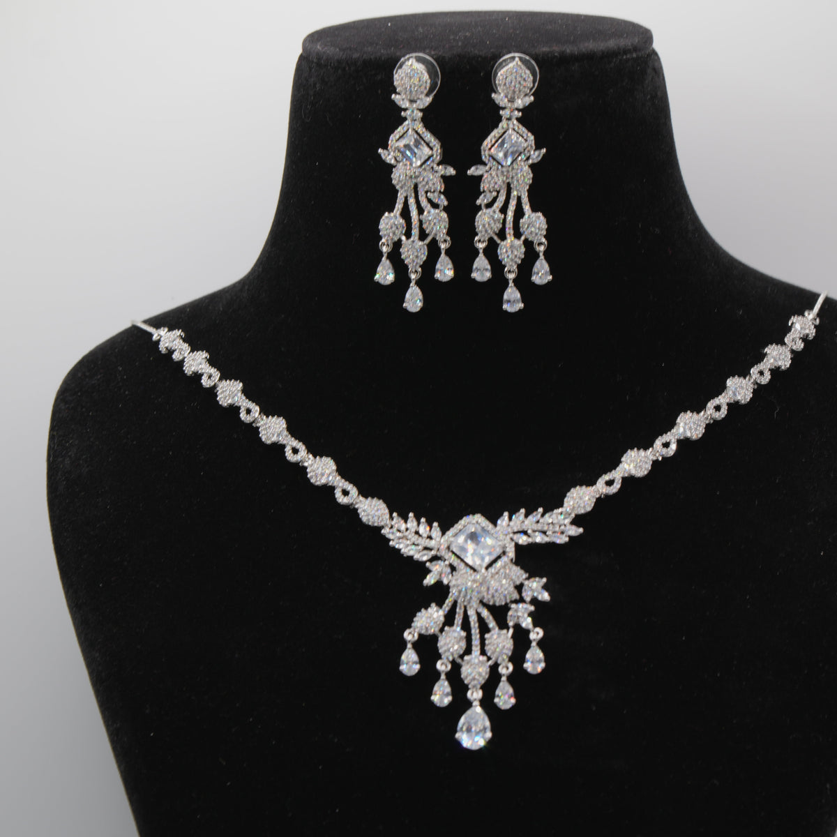 Hira Art Deco Necklace Set